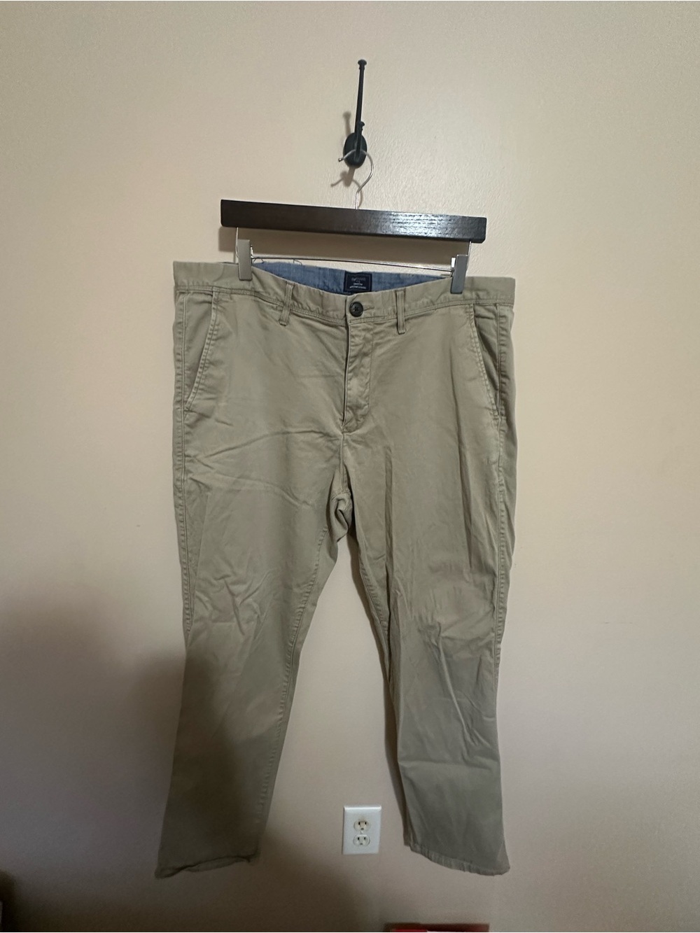 GAP Men’s Classic Khaki Chino Pants